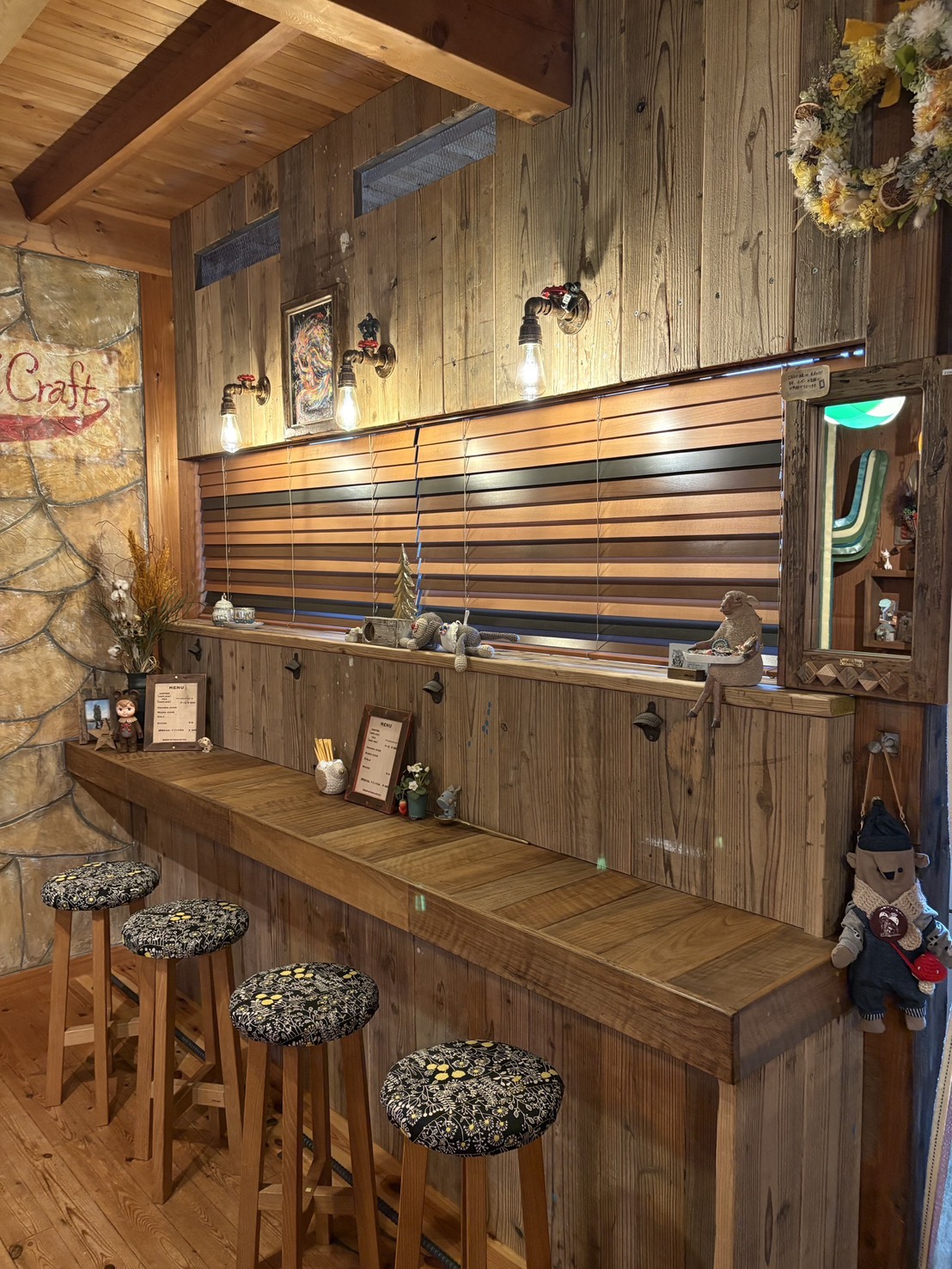 古材のテーブルで寛げるryoku_syuu店内のカフェコーナー