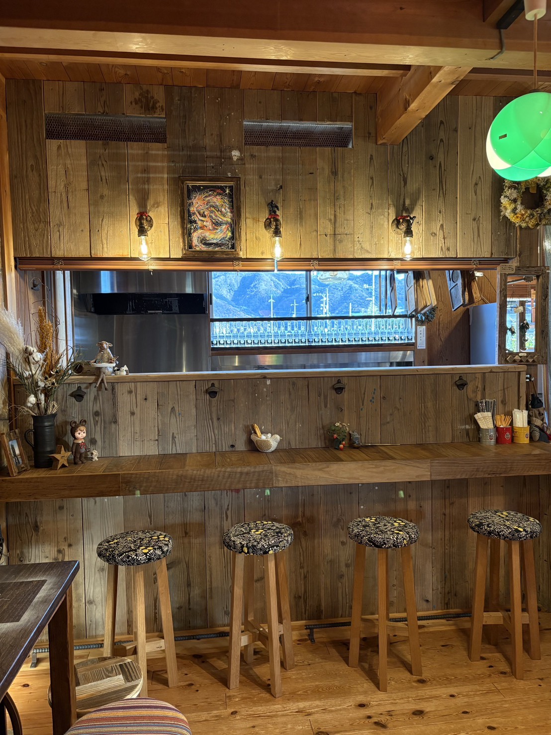 カフェコーナー 古材テーブルの客席