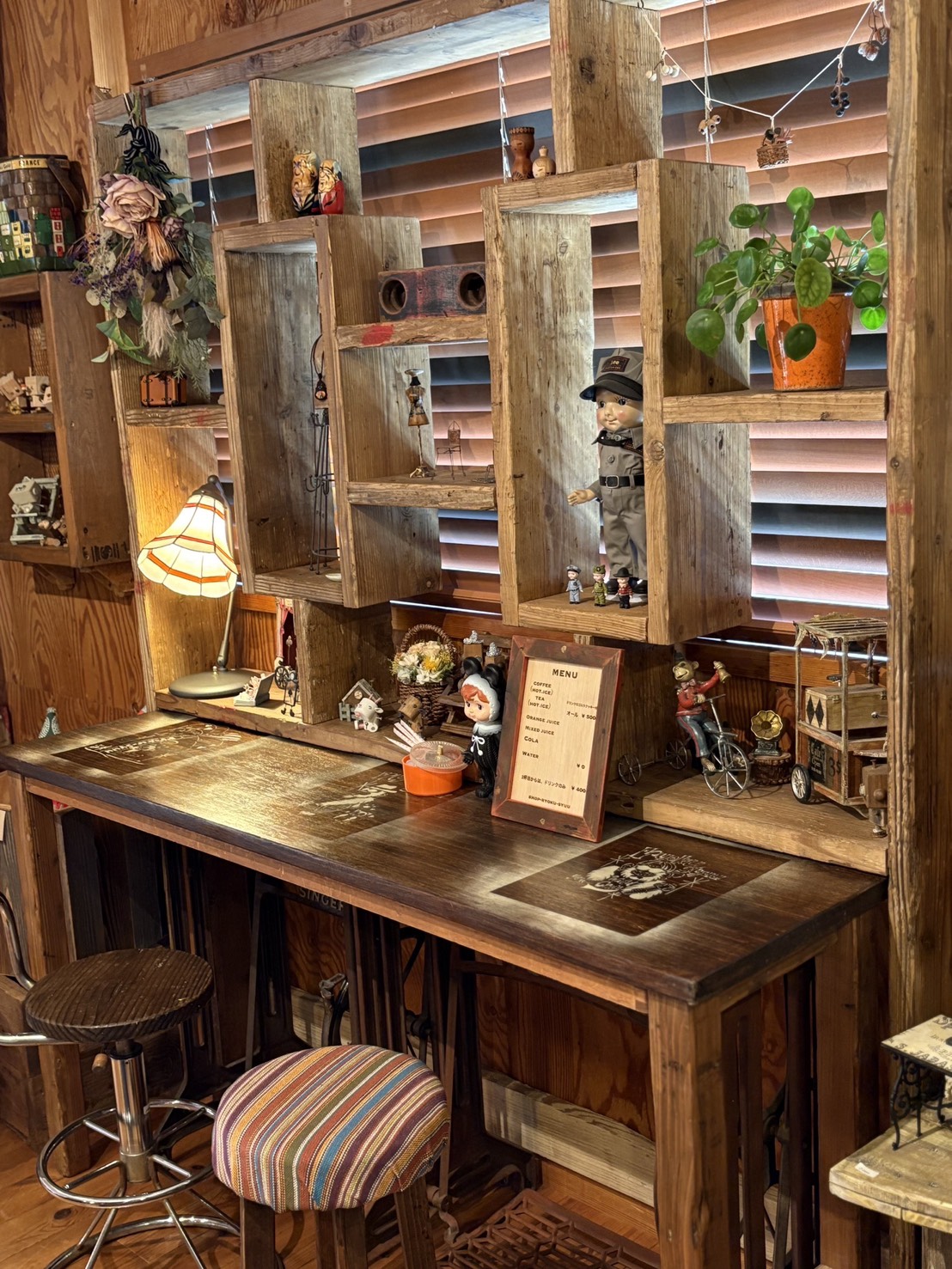 古材家具工房 ryoku_syuu 落ち着いた雰囲気の店内風景