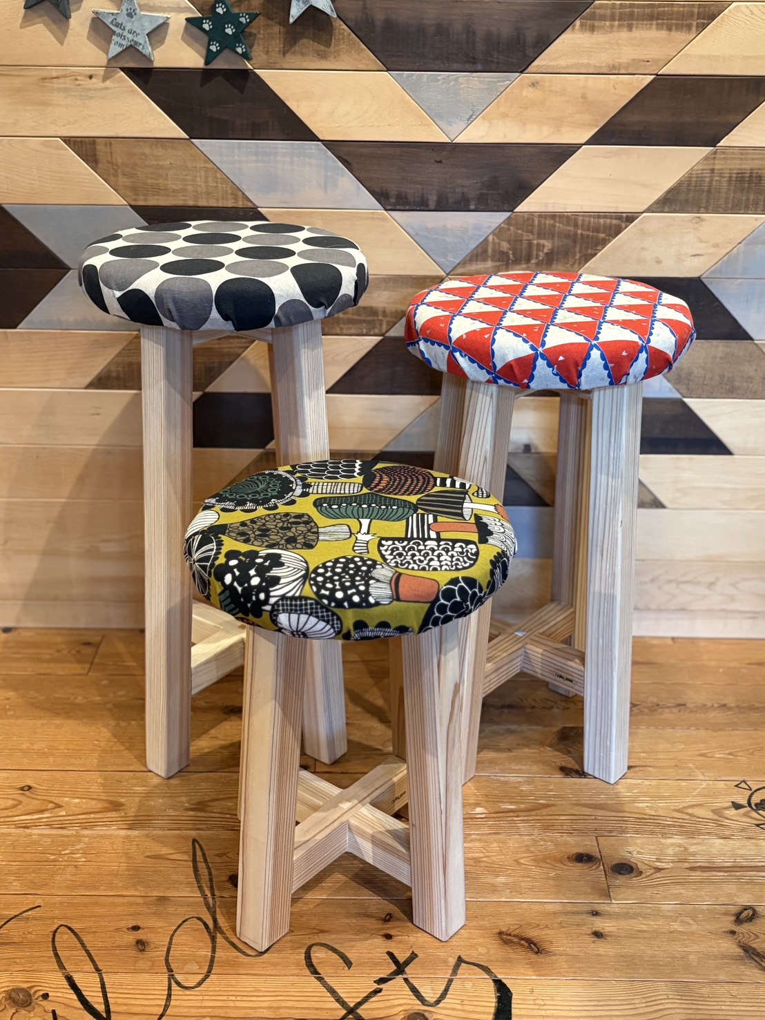 出雲杉の布スツール